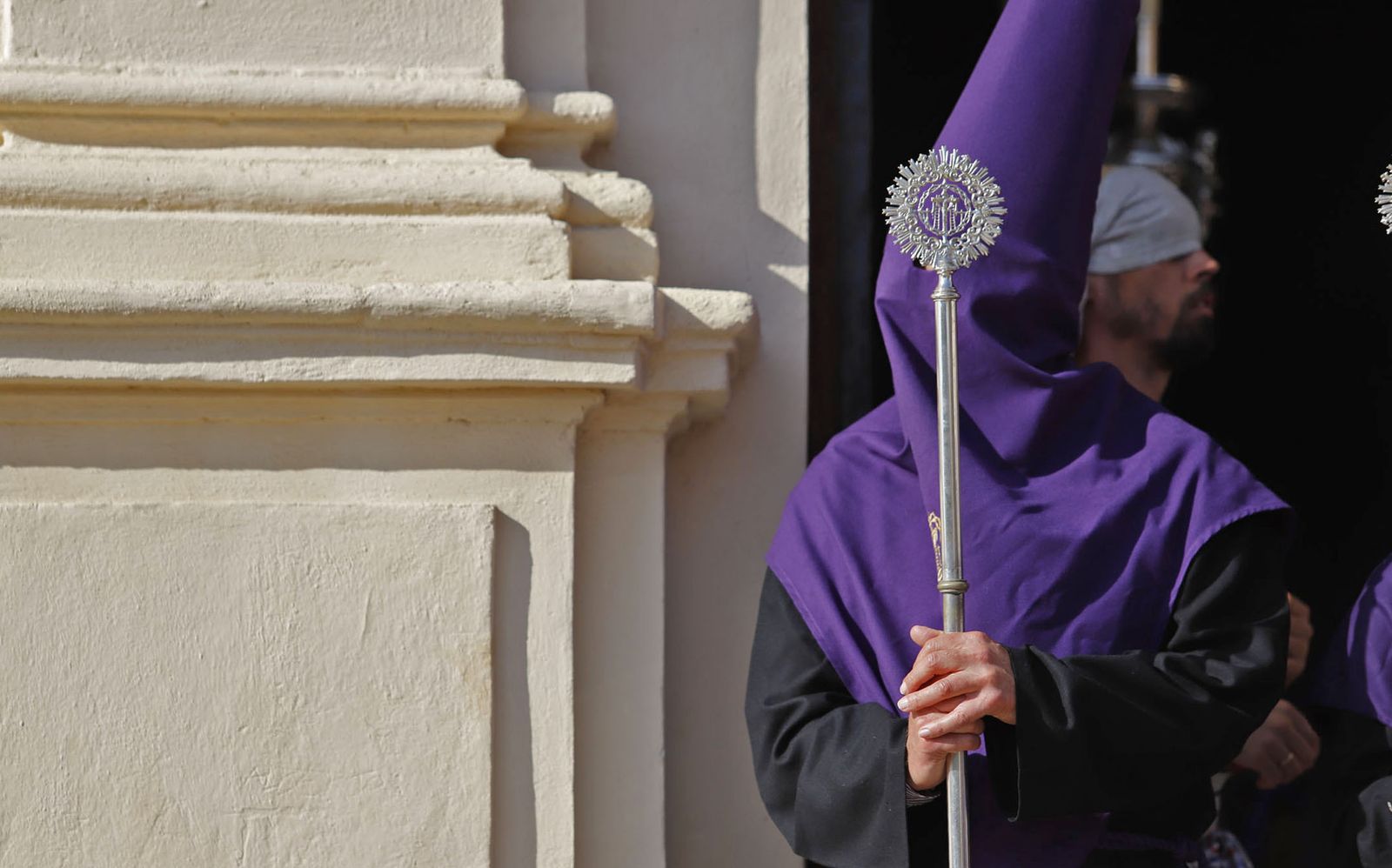 La Hermandad del Descendimiento en su recorrido por las calles de Huelva el Viernes Santo