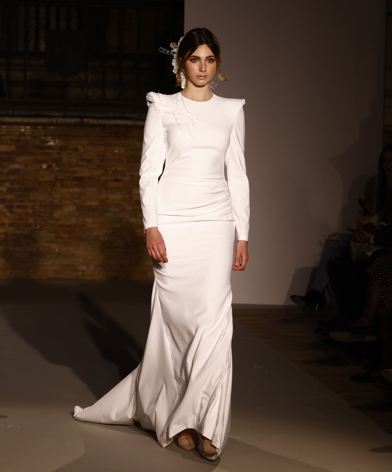 Las tendencias en vestidos de novia e invitada de la pasarela SIQ, en fotos