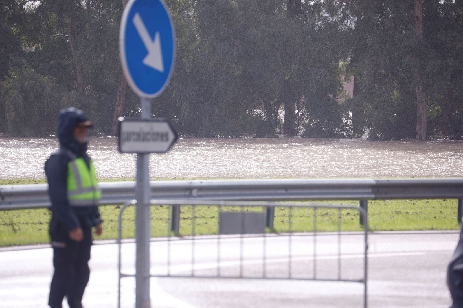 Los vecinos de Alcolea y de las parcelas de Guadalvalle siguen desalojando sus casas, en imágenes