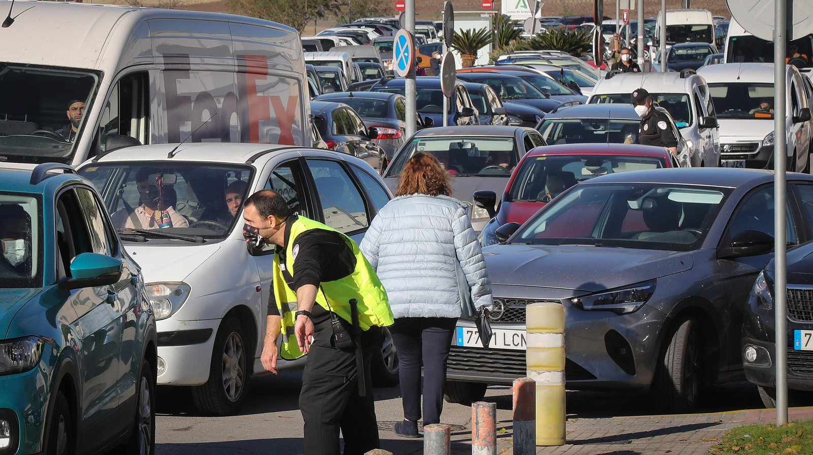 Caos en el Hospital de Jerez por la afluencia masiva de usuarios para hacerse la PCR