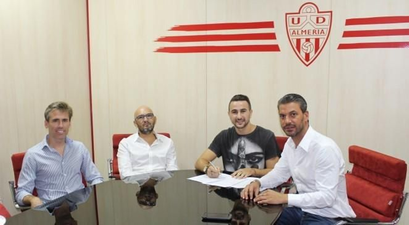 Juan Muñoz firma su contratro.