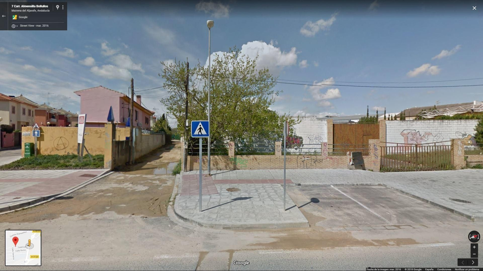 El solar en el que se va a construir la gasolinera, a unos tres metros de una vivienda.