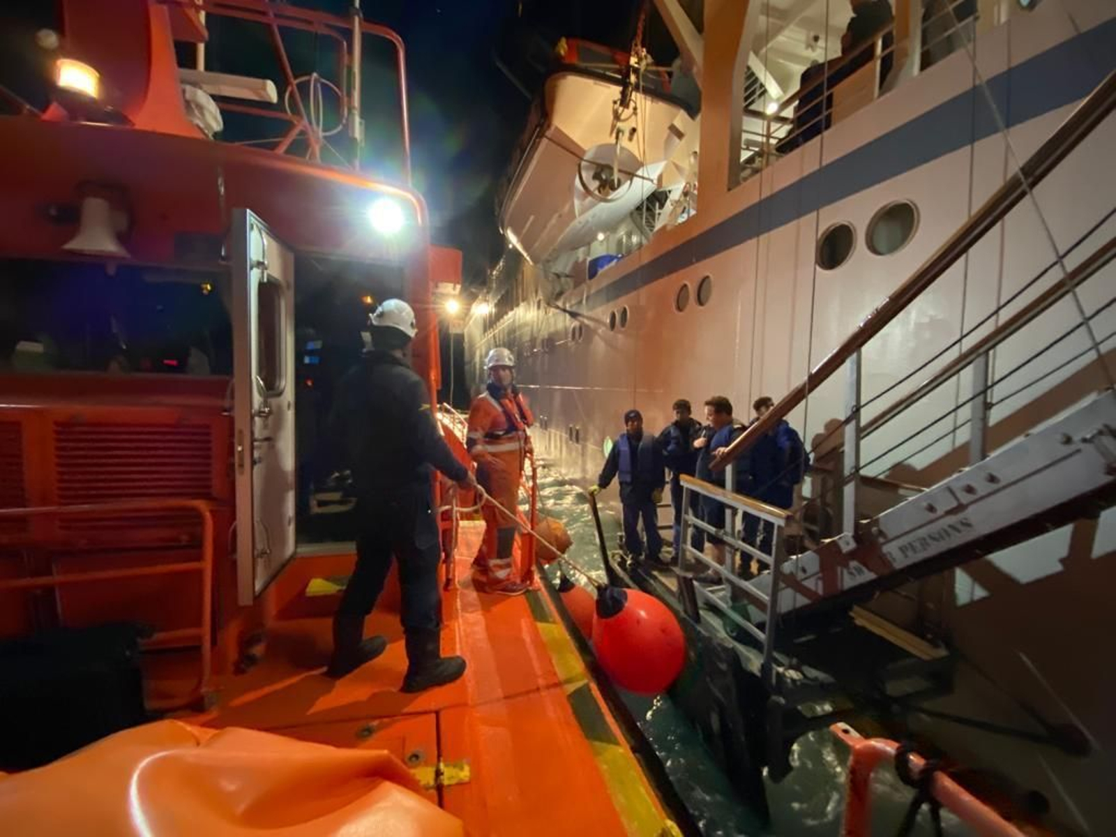 Imagen de la llegada de la Salvamar al buque.