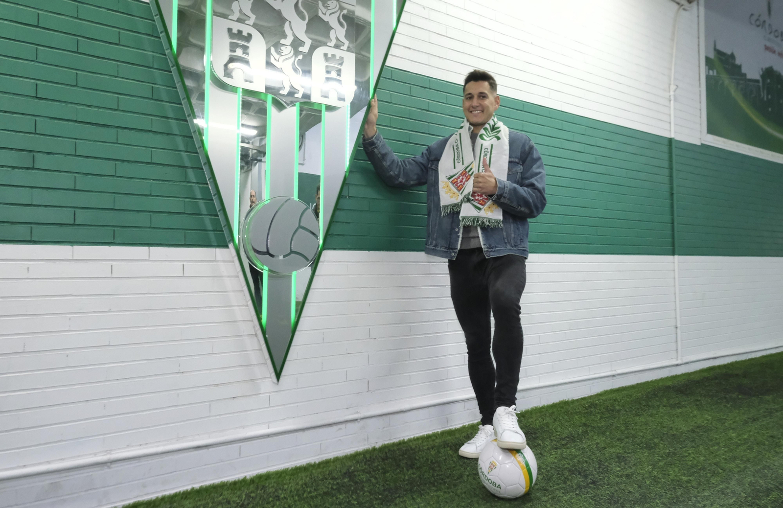 La presentación de Antonio Caballero como jugador del Córdoba CF, en imágenes