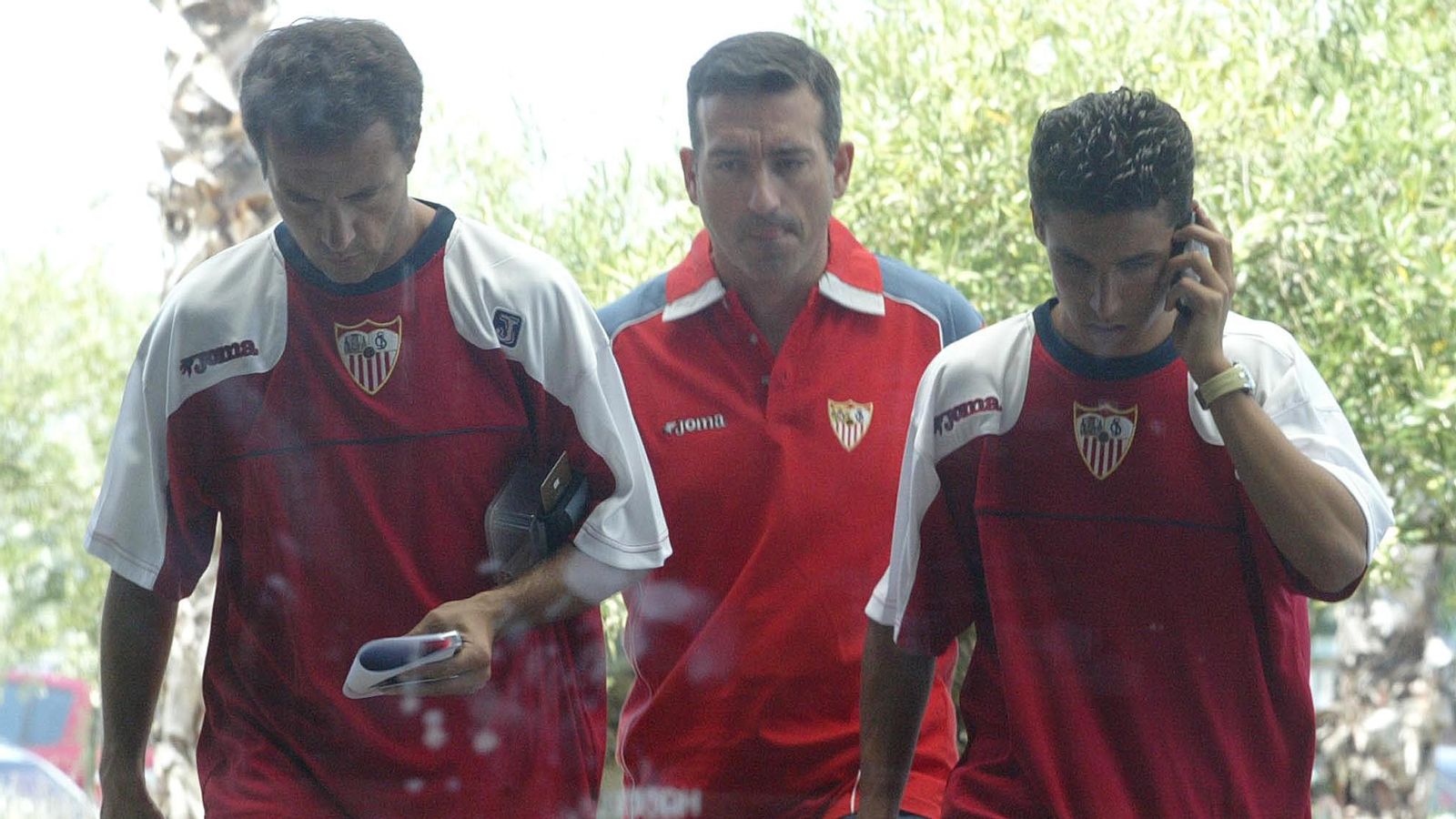 Jesús Navas, junto al delegado Cristóbal Soria y al doctor Juan de Dios Beas, en julio de 2005.
