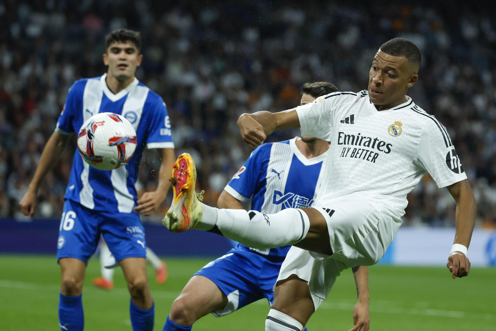 Mbappé golpea el balón con su pierna izquierda.