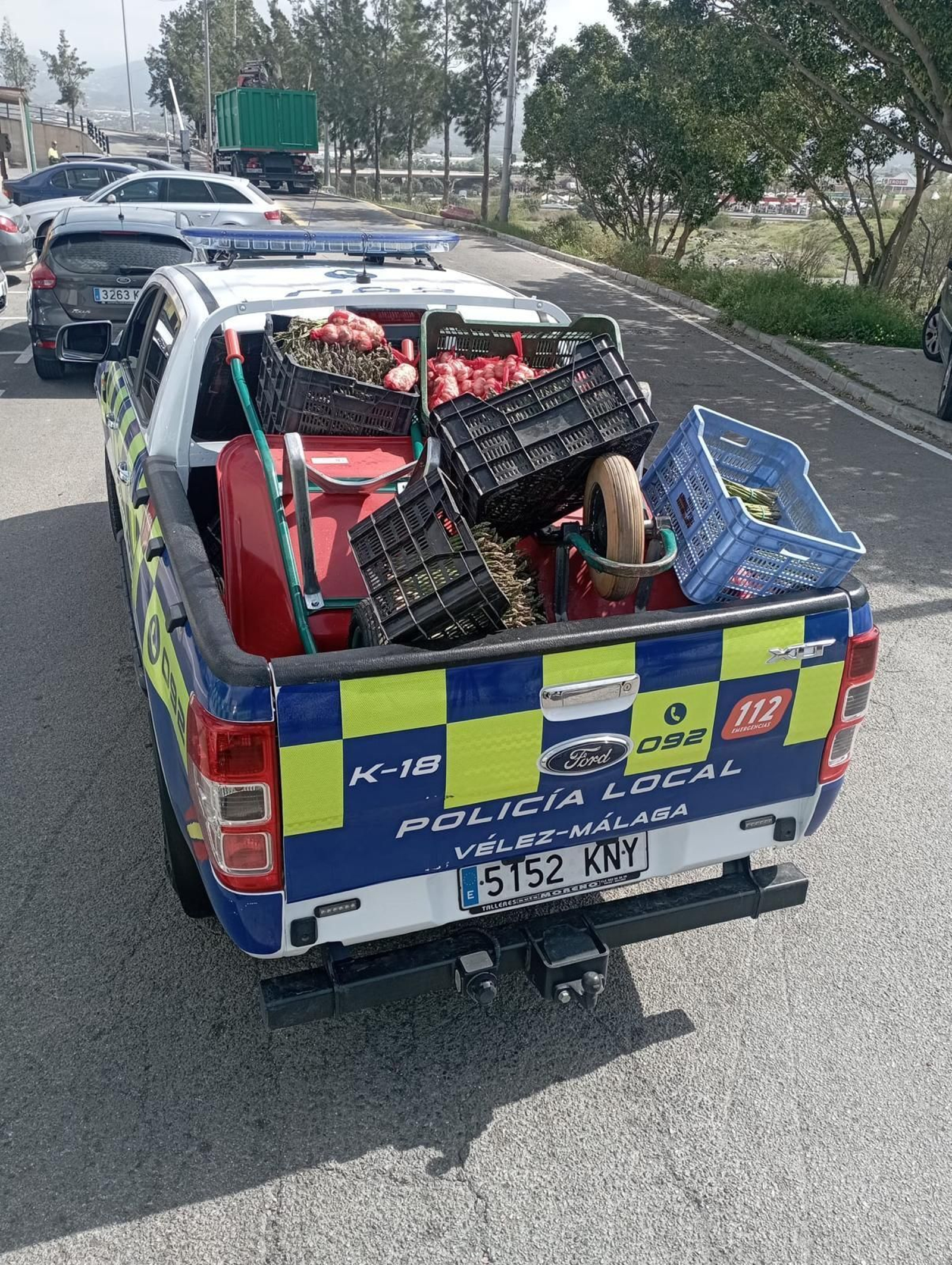 Cestas de frutas requisadas por la Policía Local de Vélez