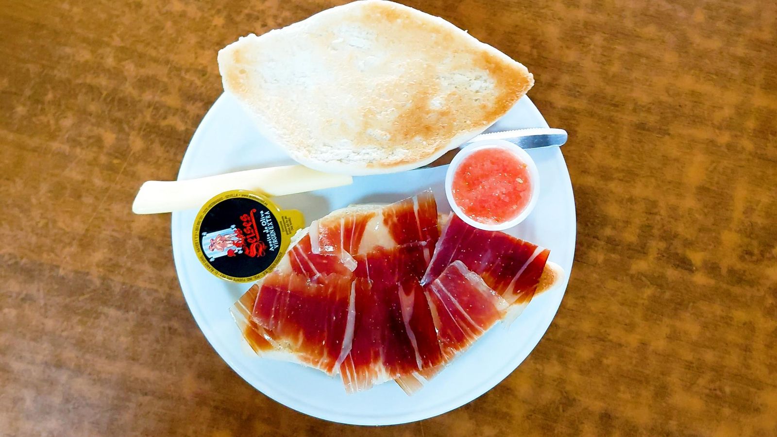 La tostaíta de Hermanos Costaleros tiene calidad en todos sus ingredientes: jamón, aceite y pan