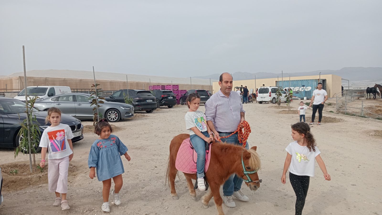 Los pequeños disfrutaban paseando en poni.