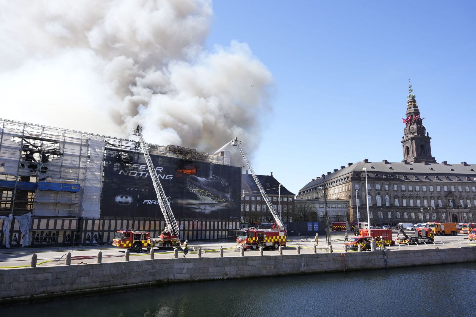 Bomberos intentan controlar el fuego declarado en la antigua bolsa de Copenhague.