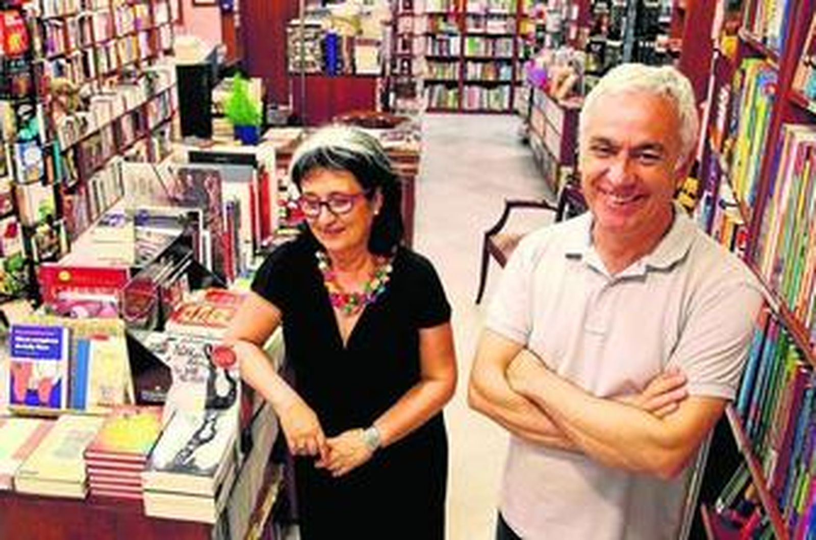 Nati y Cristóbal, rodeados por los libros de La Luna Nueva.