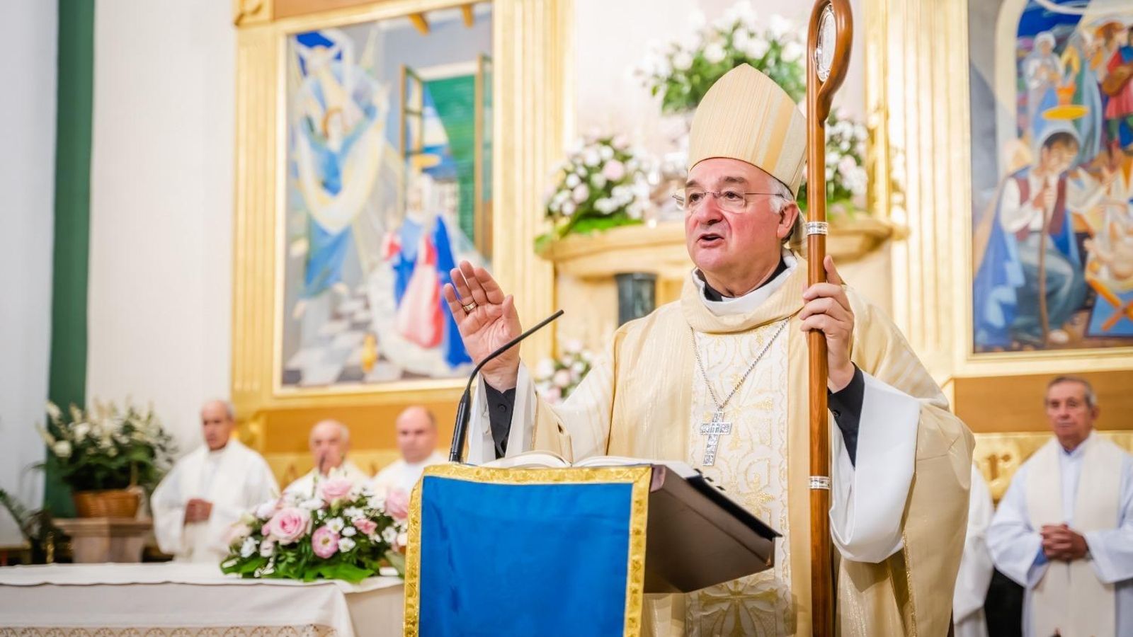 El obispo ofició la Eucaristía.