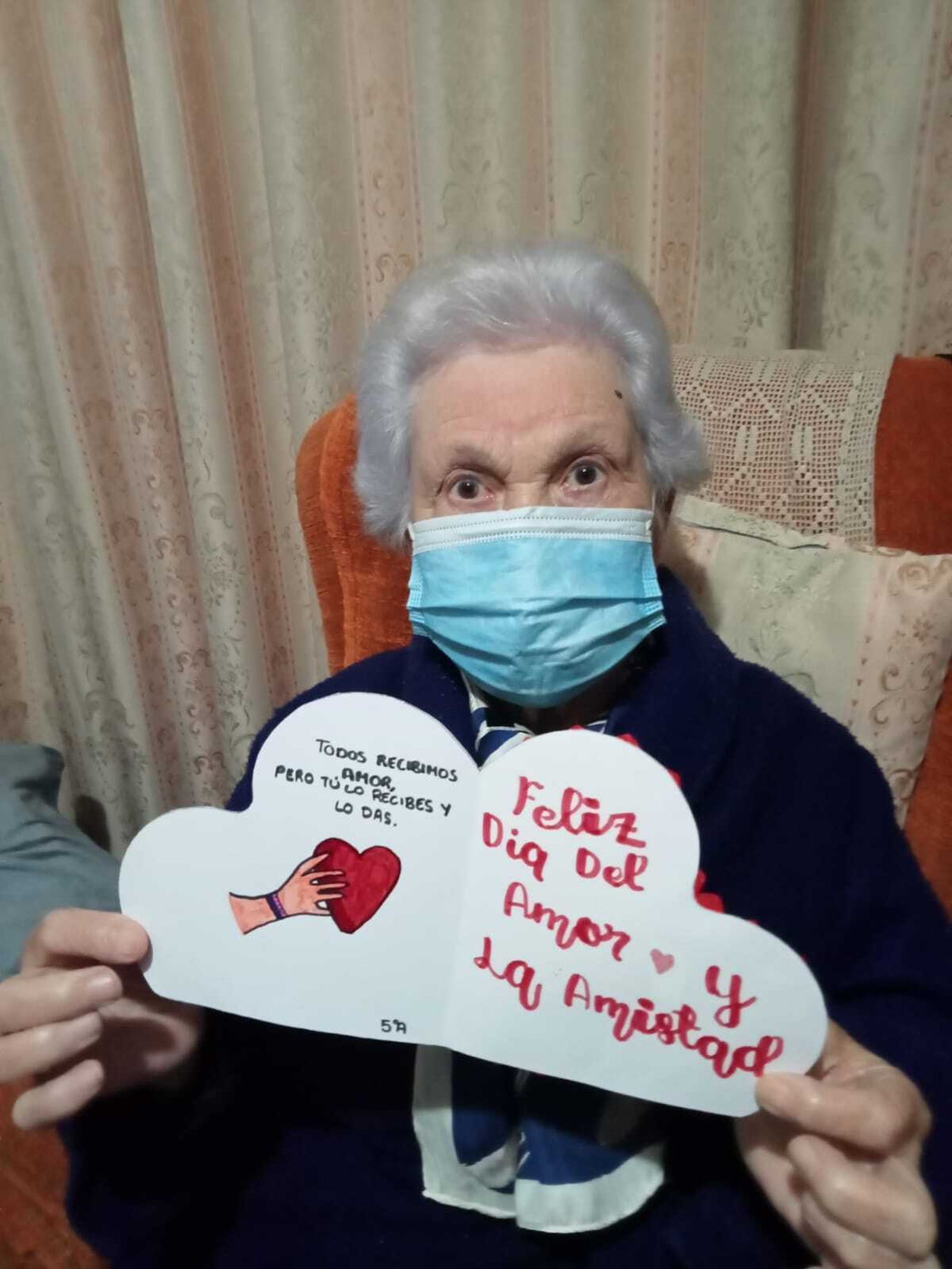 Intercambio de corazones con mensajes de amor por San Valentín entre escolares y mayores