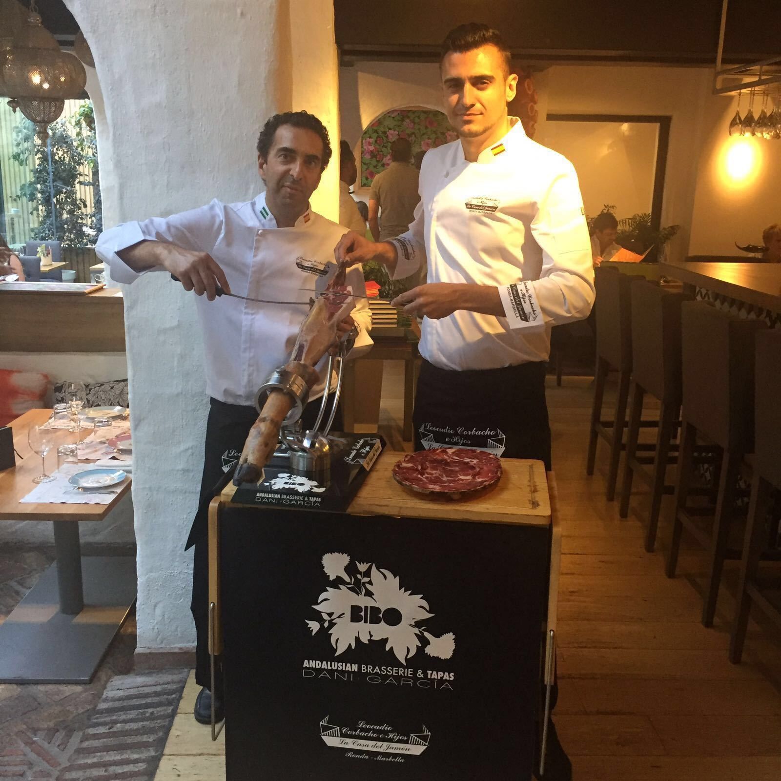 Uno de los cortadores de la Casa del Jamón ofrece el producto en Bibo Marbella.