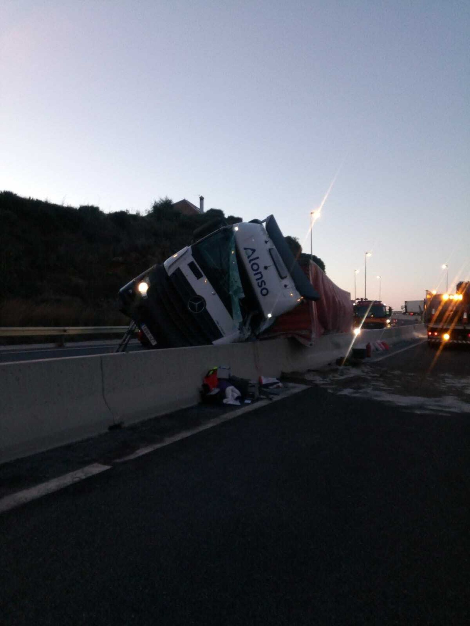 Las imágenes del vuelco del camión en la Cala de Mijas