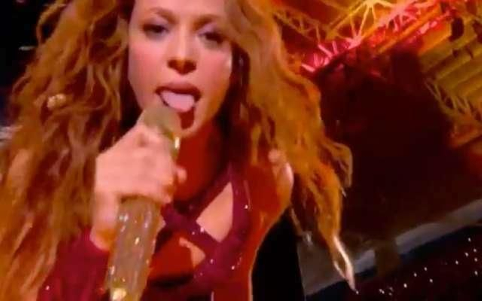 Shakira, haciendo el tan comentado gesto de la lengua en su actuación en la 'Super Bowl'.