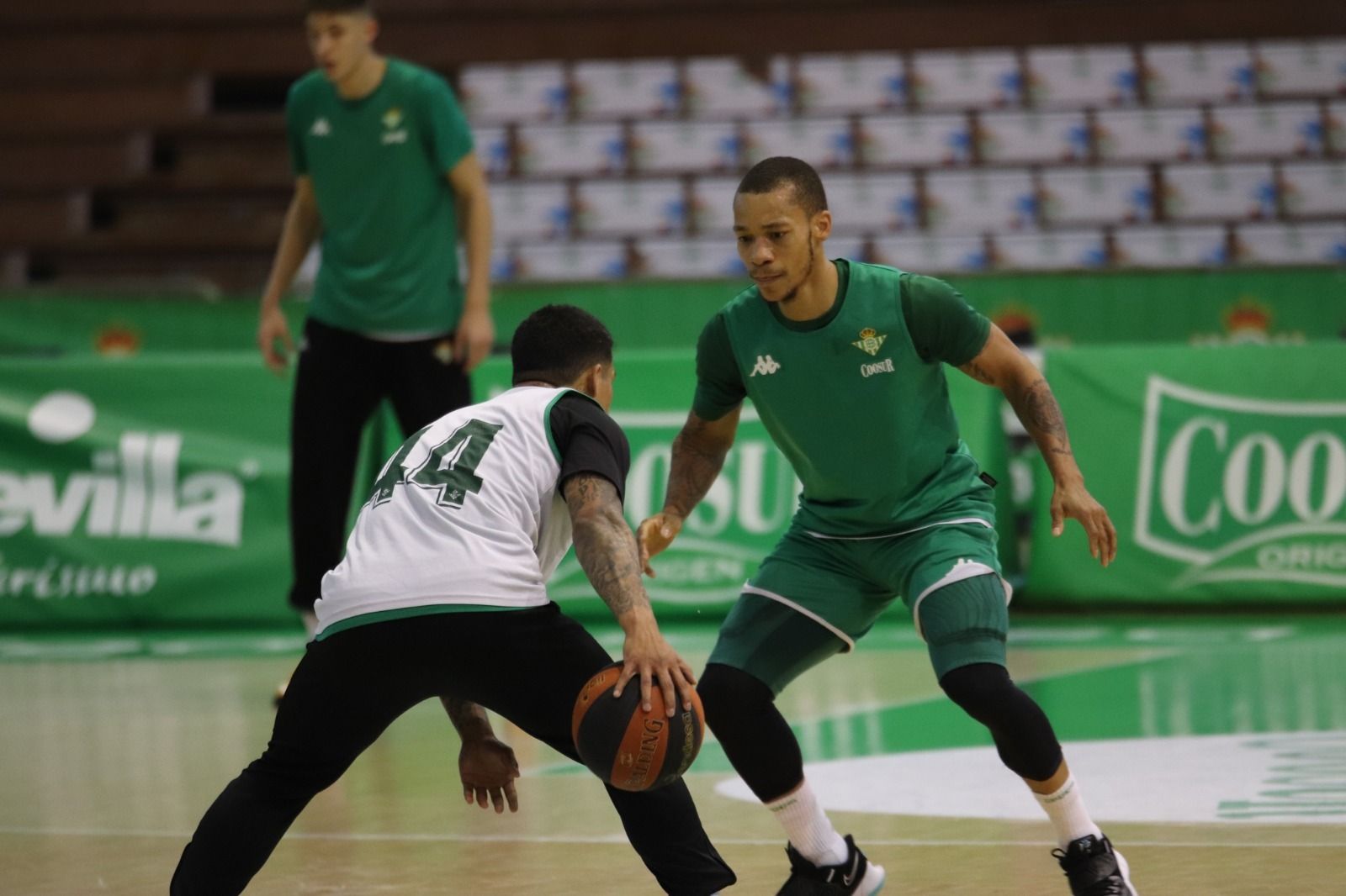 Randle defiende a Campbell en un entrenamiento en San Pablo.