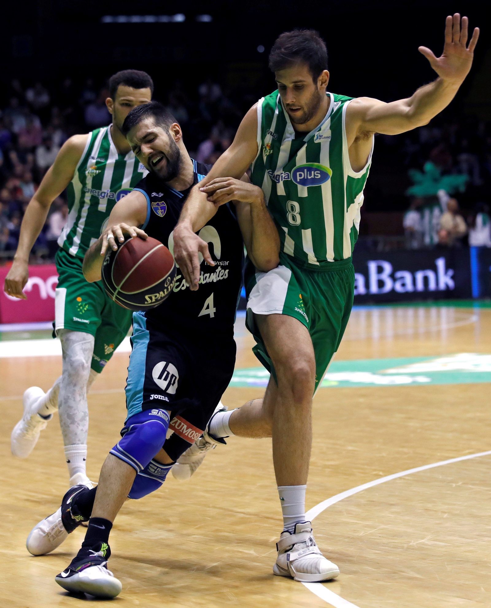 Iván Cruz frena a Cvetkovic.