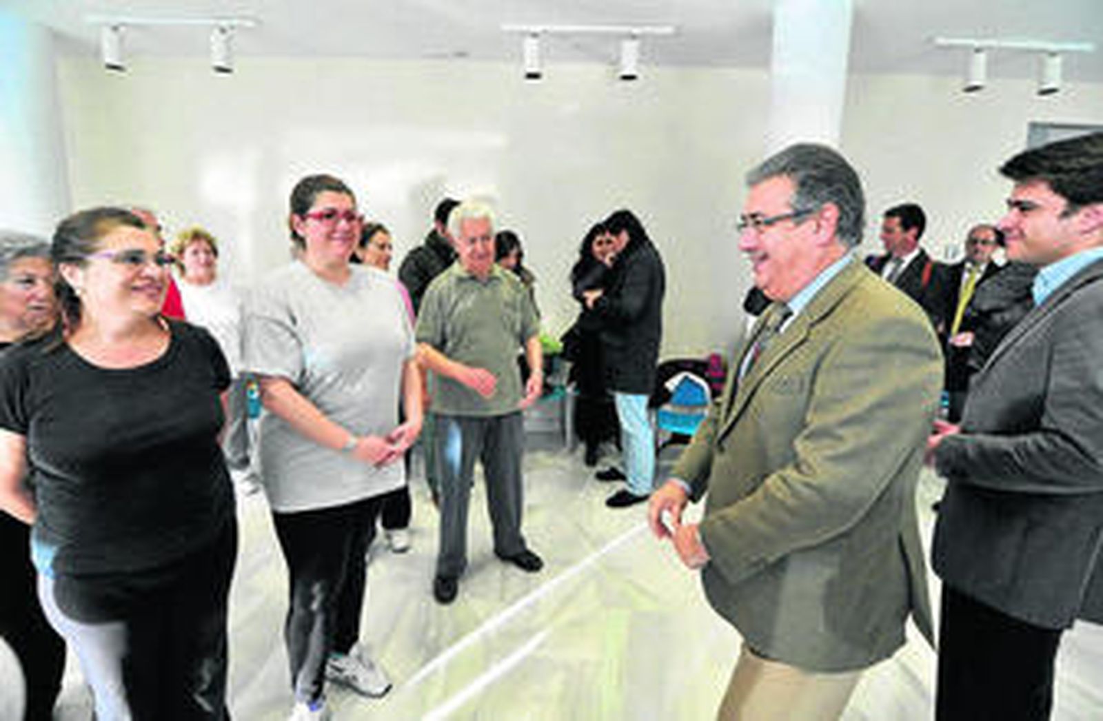 El alcalde visita una de las actividades que se desarrollan en el nuevo centro cívico.