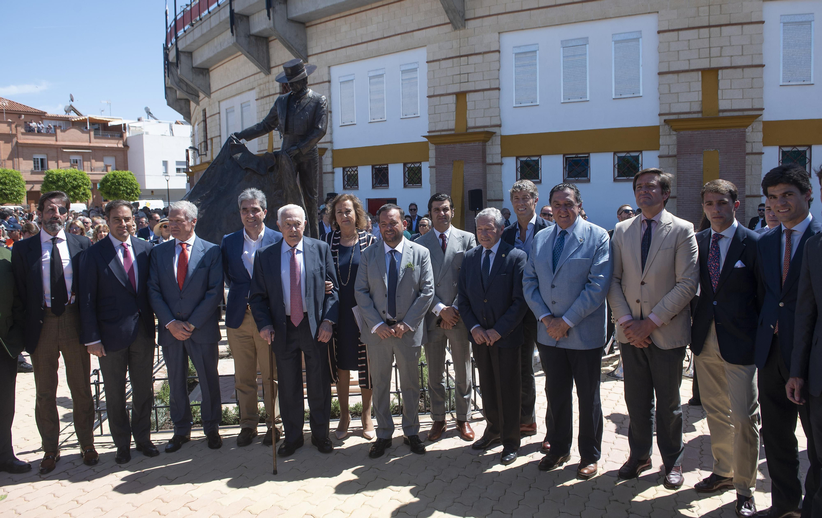 La Inauguración del monumento a Curro Romero en la plaza de toros de La Algaba, en imágenes