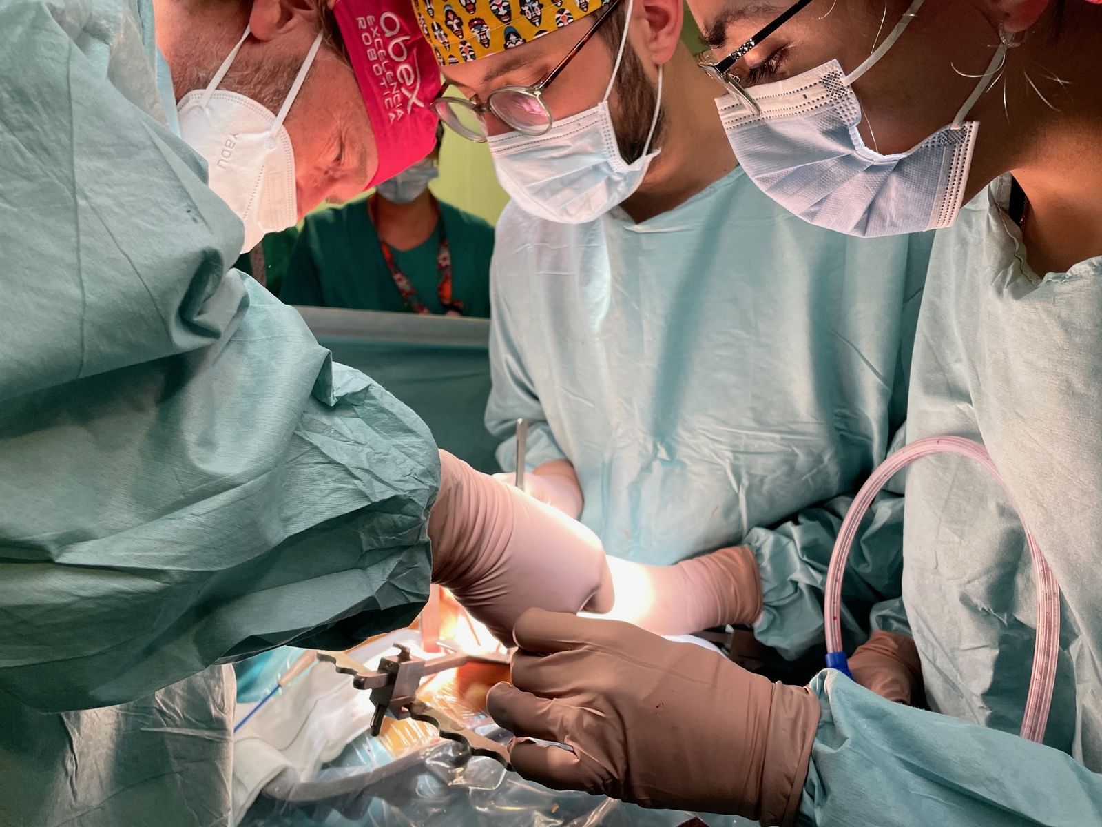 Un equipo quirúrgico durante la realización de un trasplante en un centro hospitalario.