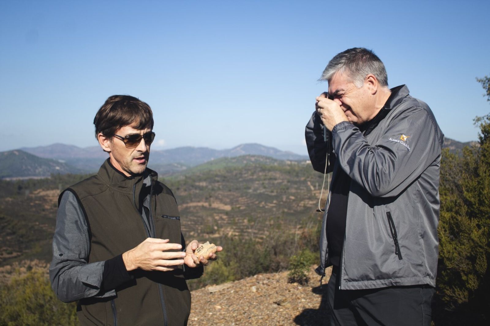 David Gower (der.), CEO de Emerita Resources Corp en nuevo Tintillo, junto a Ian Hardesty, geólogo regional.