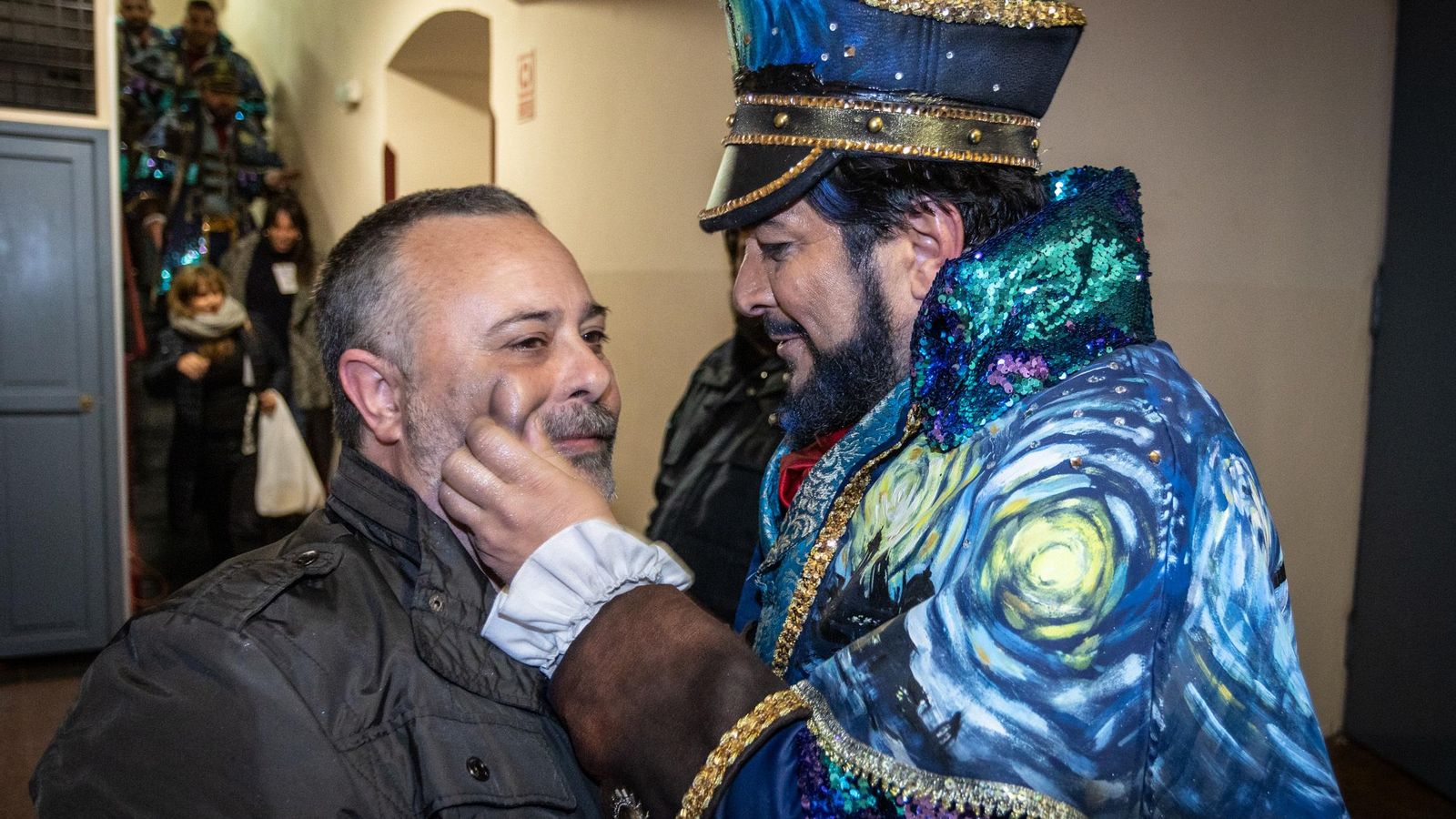 Tato y Kike Remolino se saludan tras la actuación de 'La luz de Cádiz'.