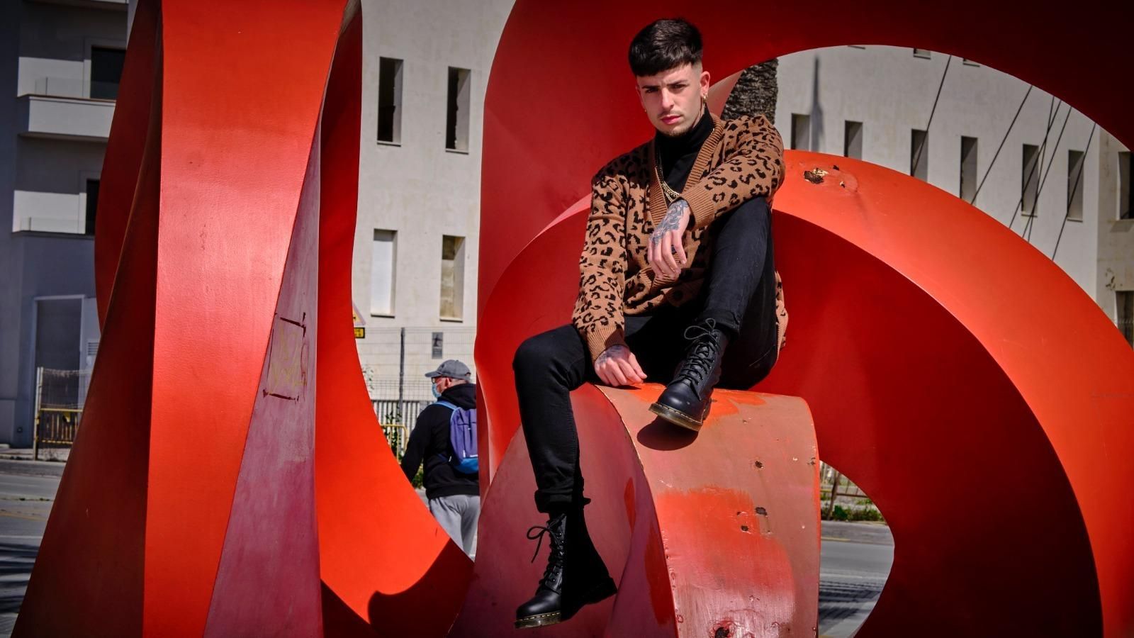 El artista gaditano Fran Rozzano, esta semana en el paseo de La Caleta.