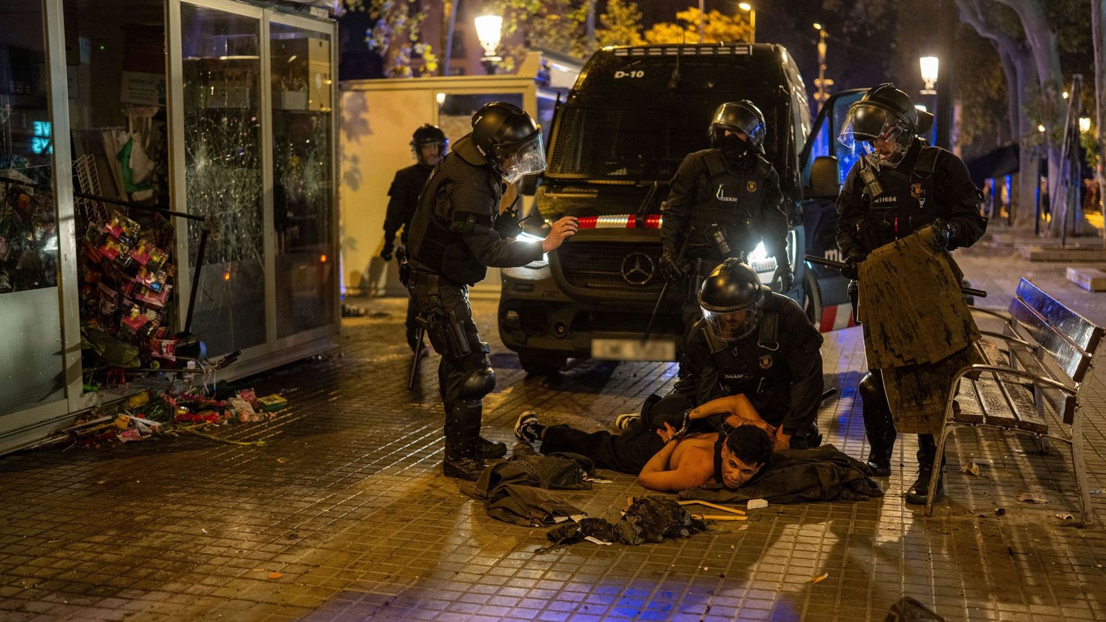 Detención de uno de los activistas que participaba en las protestas violentas