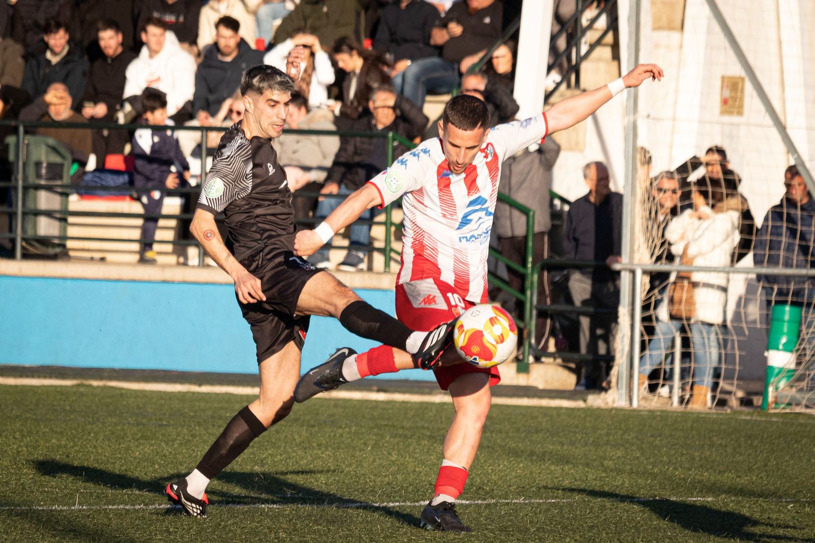 Un futbolista del Churriana evitando un remate a puerta del Arenas