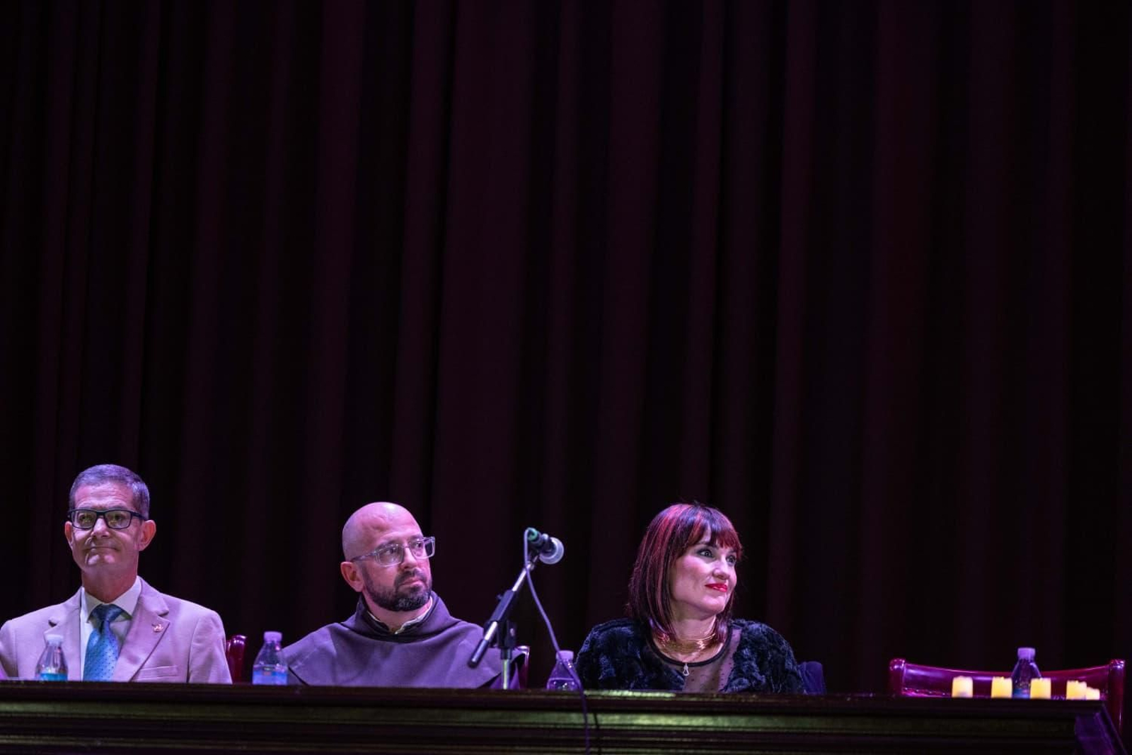 De izquierda a derecha, el concejal Jesús López; el director del Liceo, el carmelita David María Alarcón; e Irene Villa