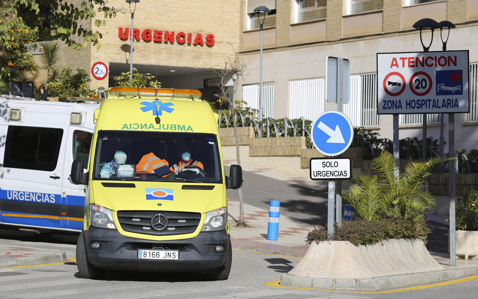 Ambulancias en el entorno del Hospital Regional.