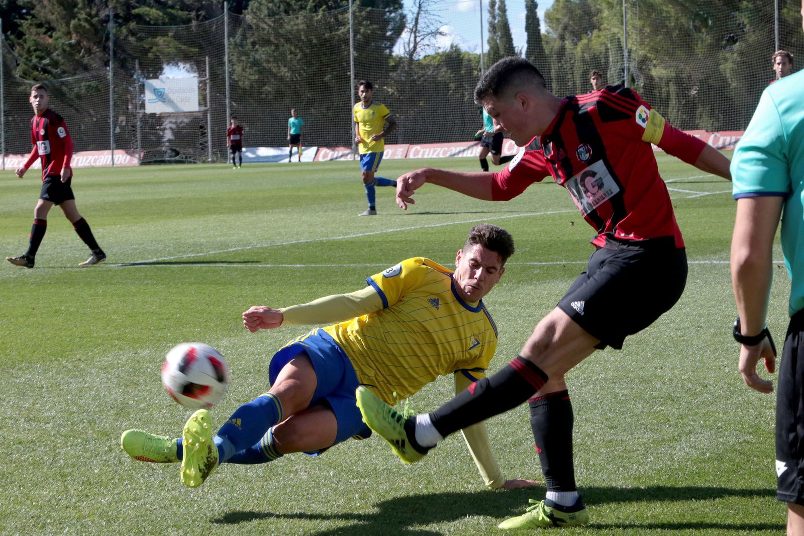El defensa cadista Moi lo pone todo para lanzarse a los pies de Mario.