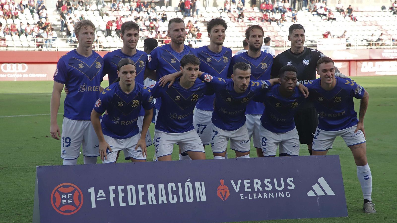 George Andrews (primero por la izquierda en la fila de arriba), en el once inicial del Europa en Algeciras.