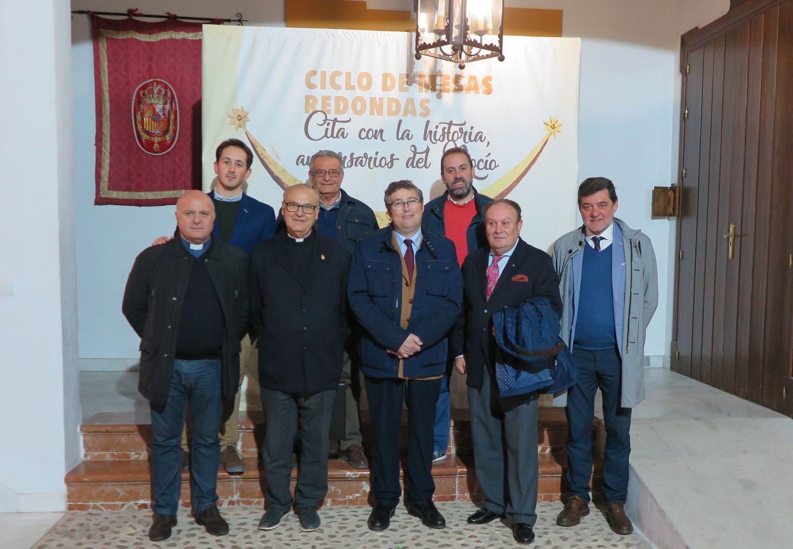Los participantes en la mesa redonda con miembros de la junta de la Matriz.