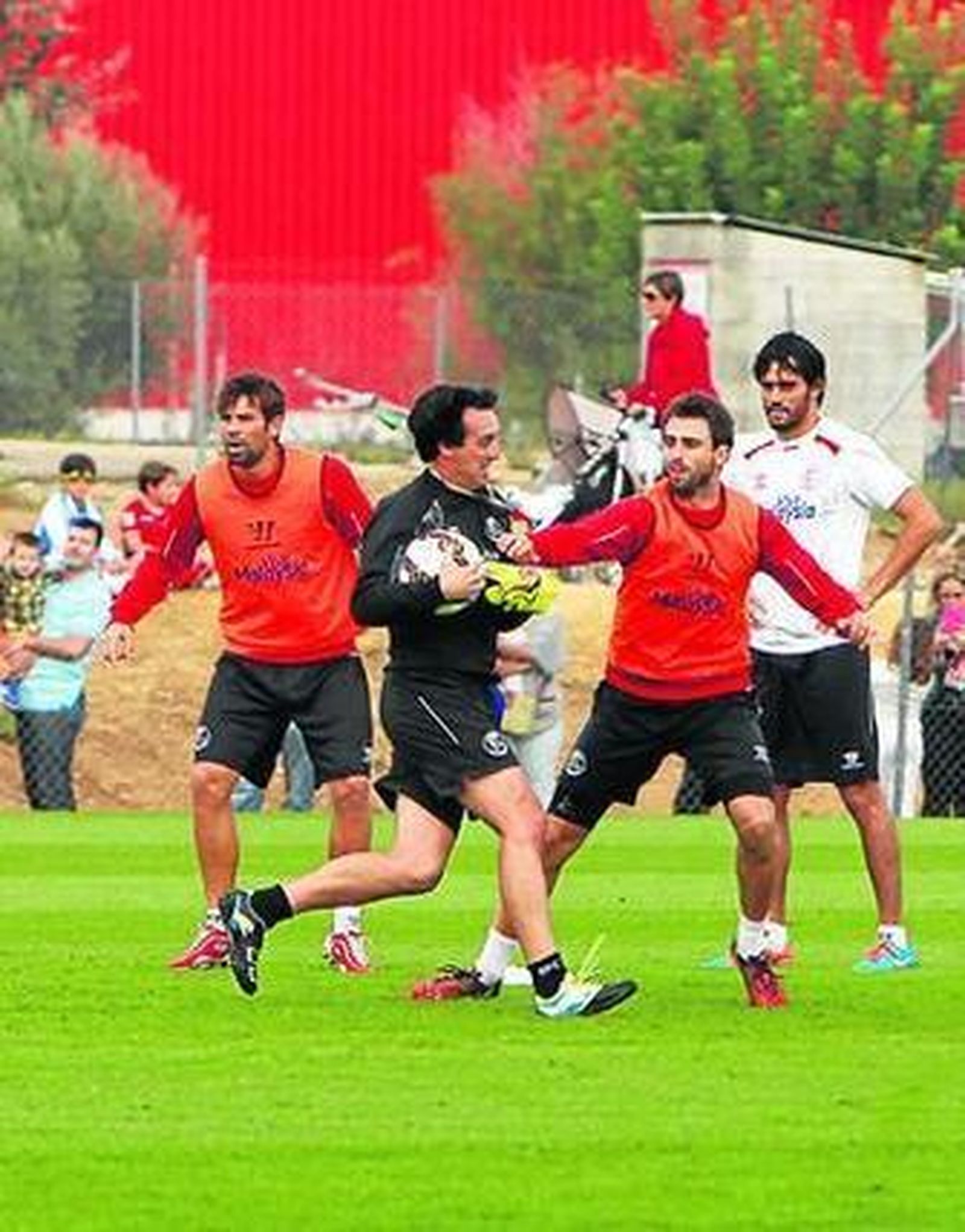 Emery acarrea un balón en una tarea táctico-lúdica con Coke, Pareja y Arribas.