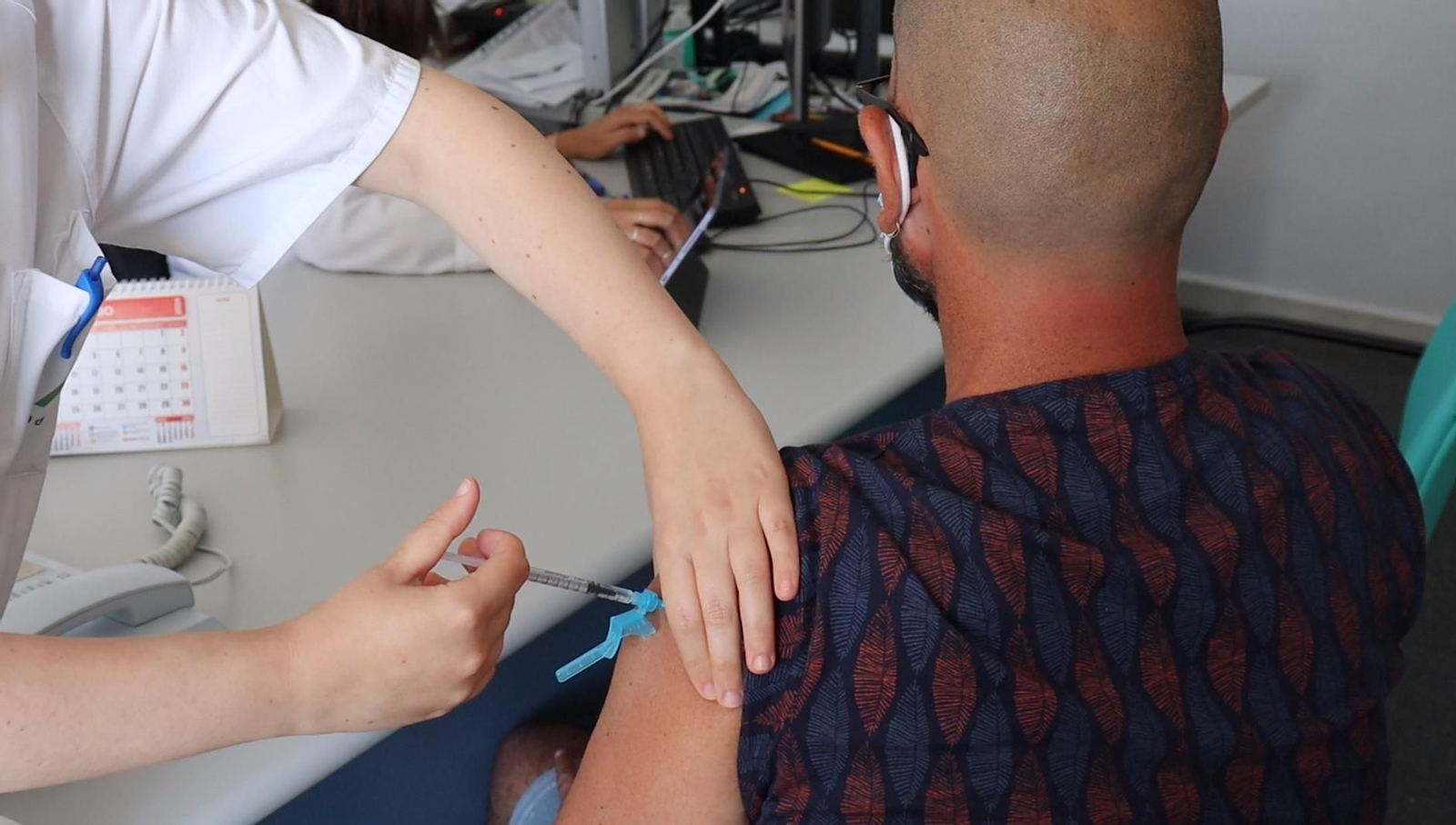 El Centro de Vacunación del Hospital de Poniente atiende a personas con sistemas inmunes debilitados.