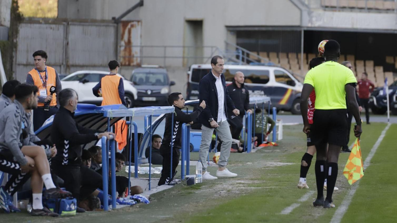 Diego Caro conversa con Jesús Ruiz, su segundo, en un momento del partido ante el Puente Genil.