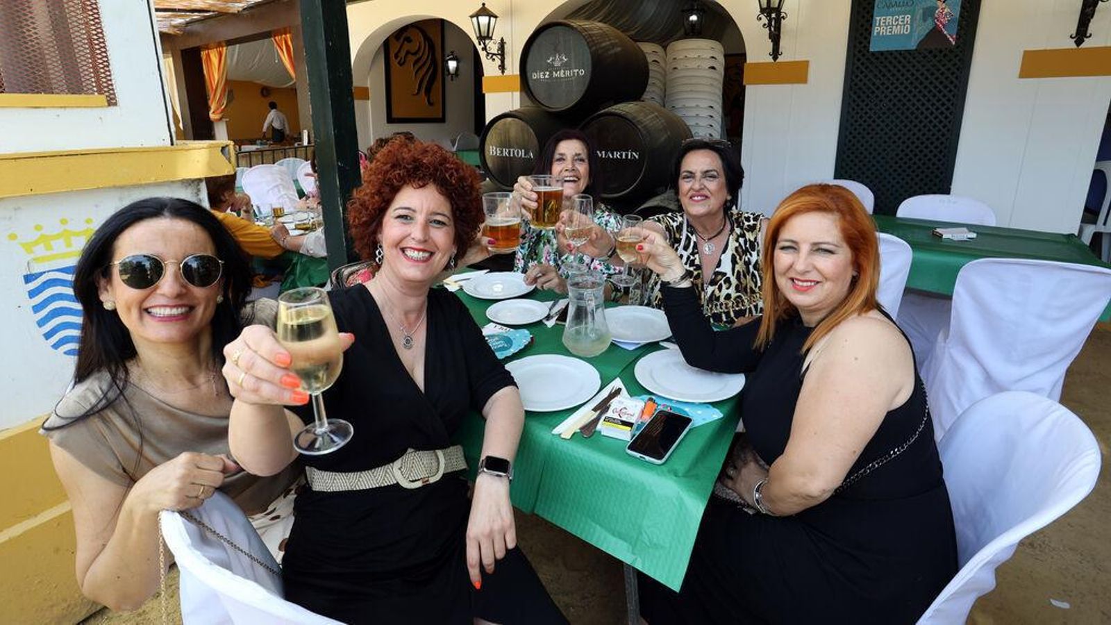 Un grupo de mujeres disfrutando de un almuerzo en la Feria de Jerez, en ediciones anteriores. Un grupo de mujeres disfrutando de un almuerzo en la Feria de Jerez, en ediciones anteriores.