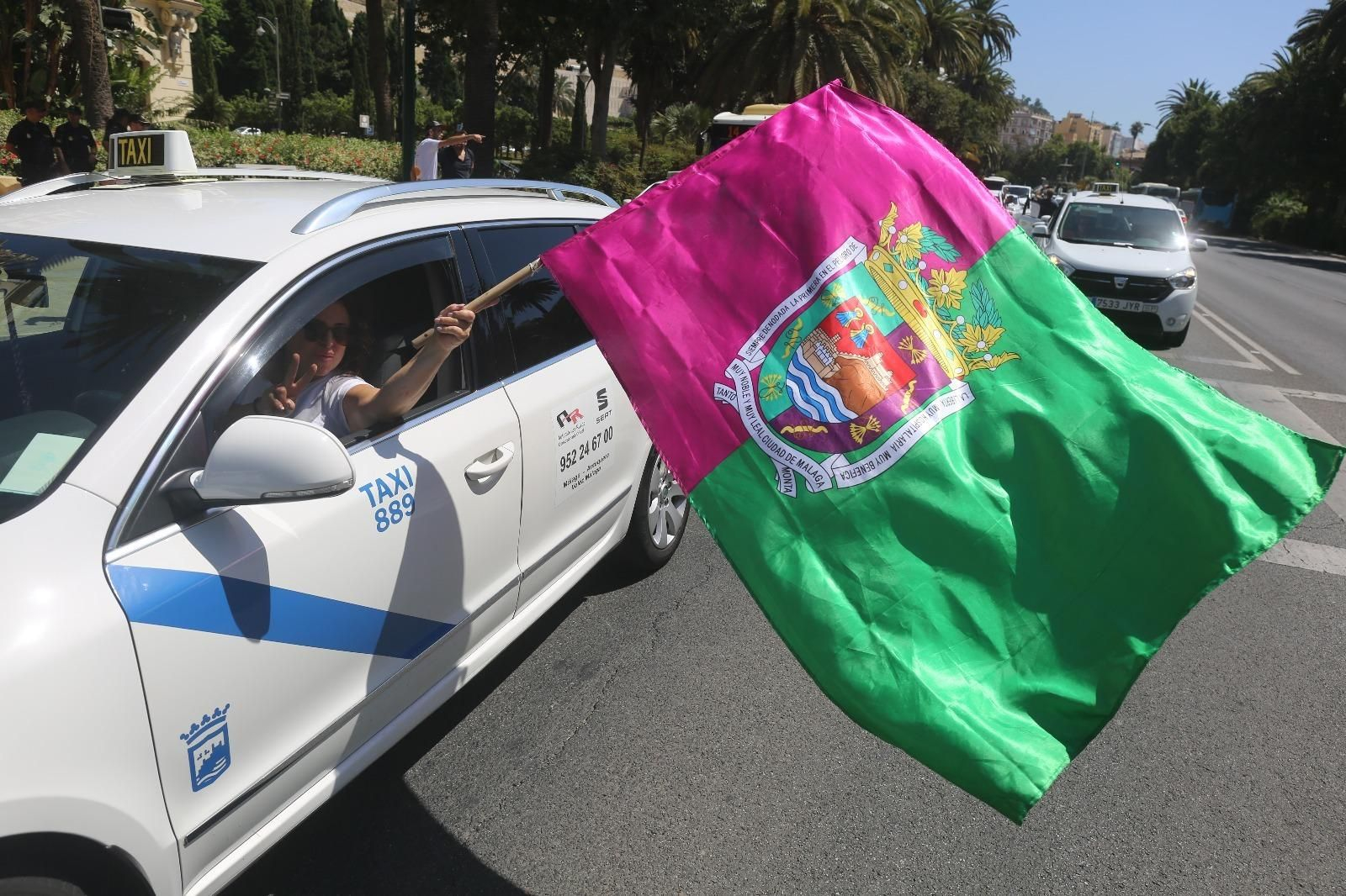 Una taxista protesta en el Paseo del Parque de Málaga