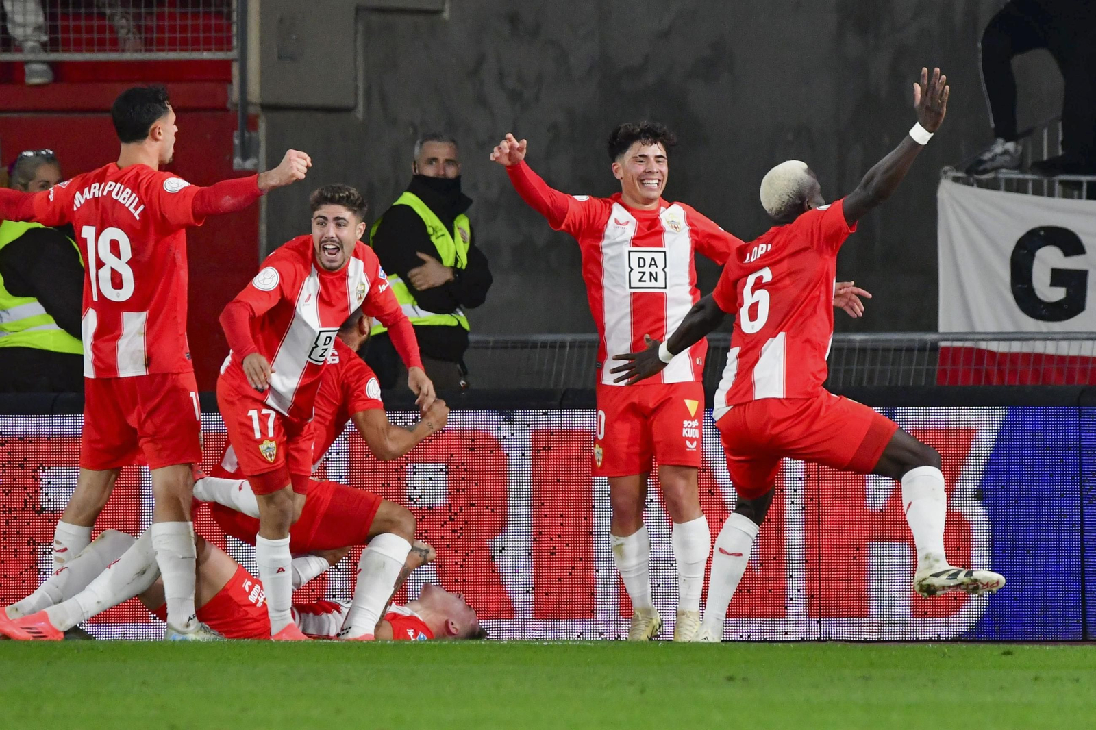 Los jugadores del Almería celebran el pase copero.