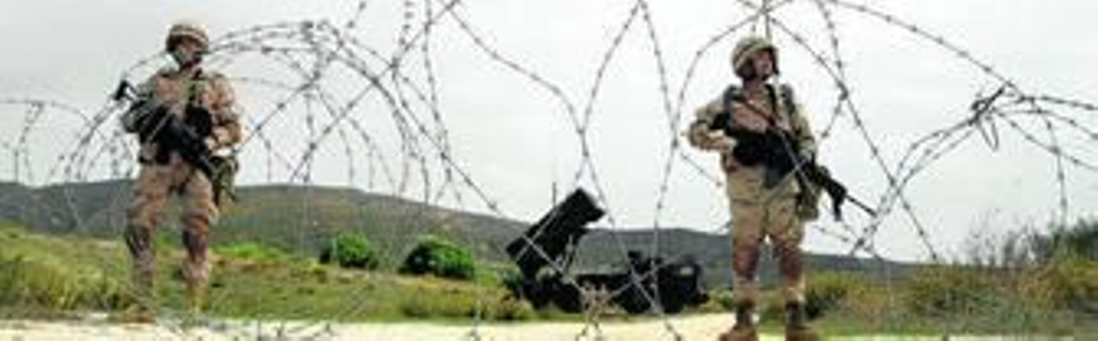 Fusileros de la Fuerza de Protección del Grupo I/74 despliegan un perímetro de seguridad exterior para anular una posible acción contra las lanzaderas del RAAA-74