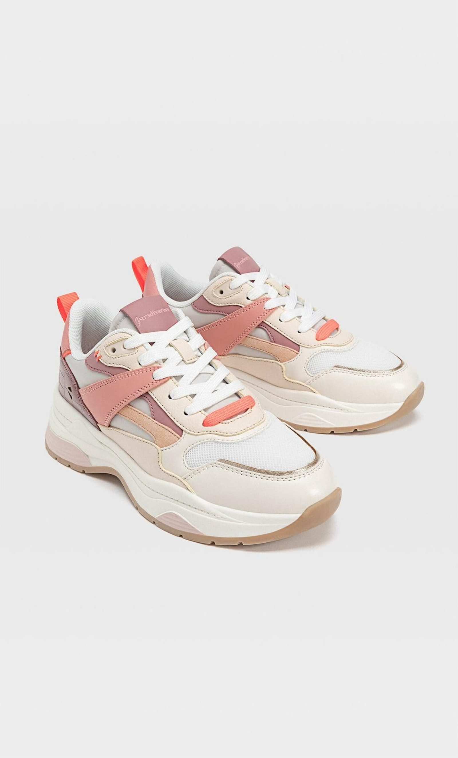 Zapatillas deportivas de colores nude de Stradivarius.