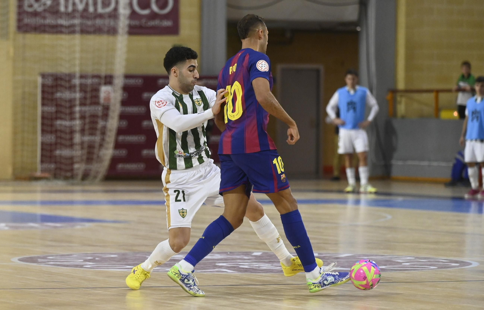 Las mejores fotos del ambiente en Vista Alegre para el Córdoba Futsal - Barça