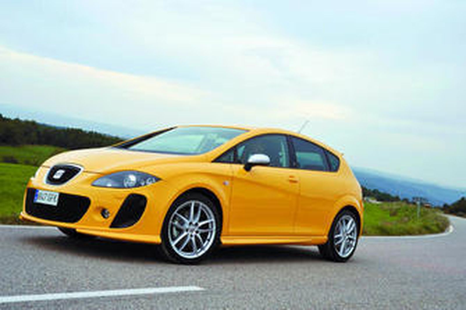 Lateralmente, la mirada se dirige a las exclusivas llantas de 18 pulgadas.