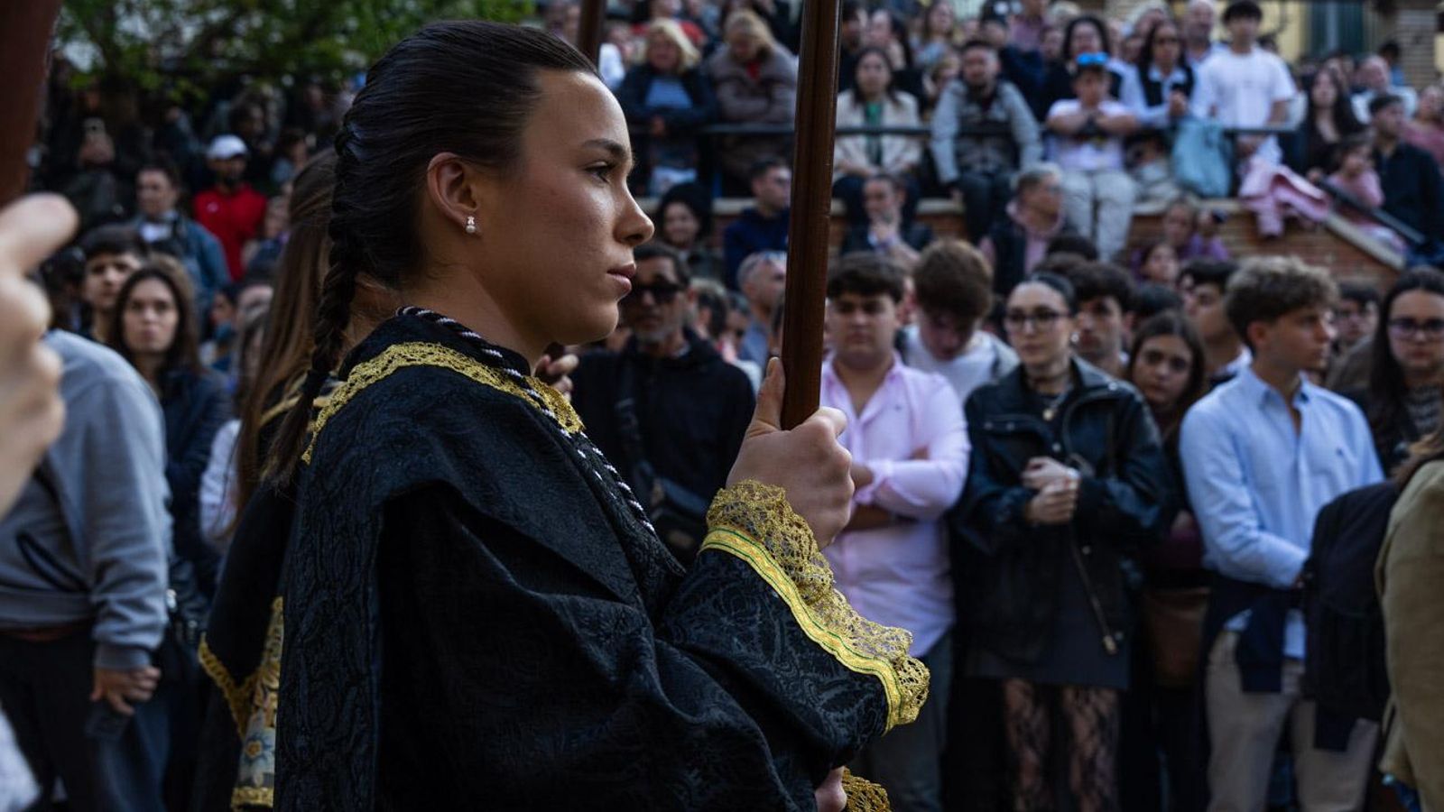 Luto y duelo en la noche del Viernes Santo, en imágenes