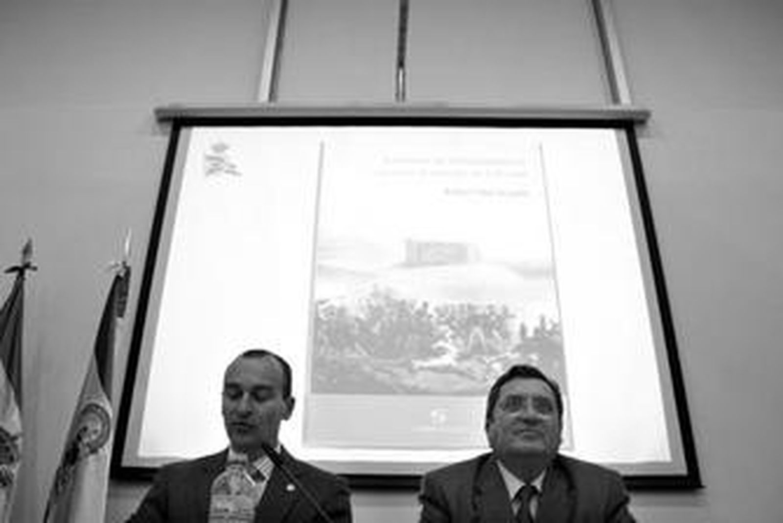 Rafael Vidal (derecha) y Ángel Sáez, ayer durante la presentación del libro en la Cámara de Comercio.