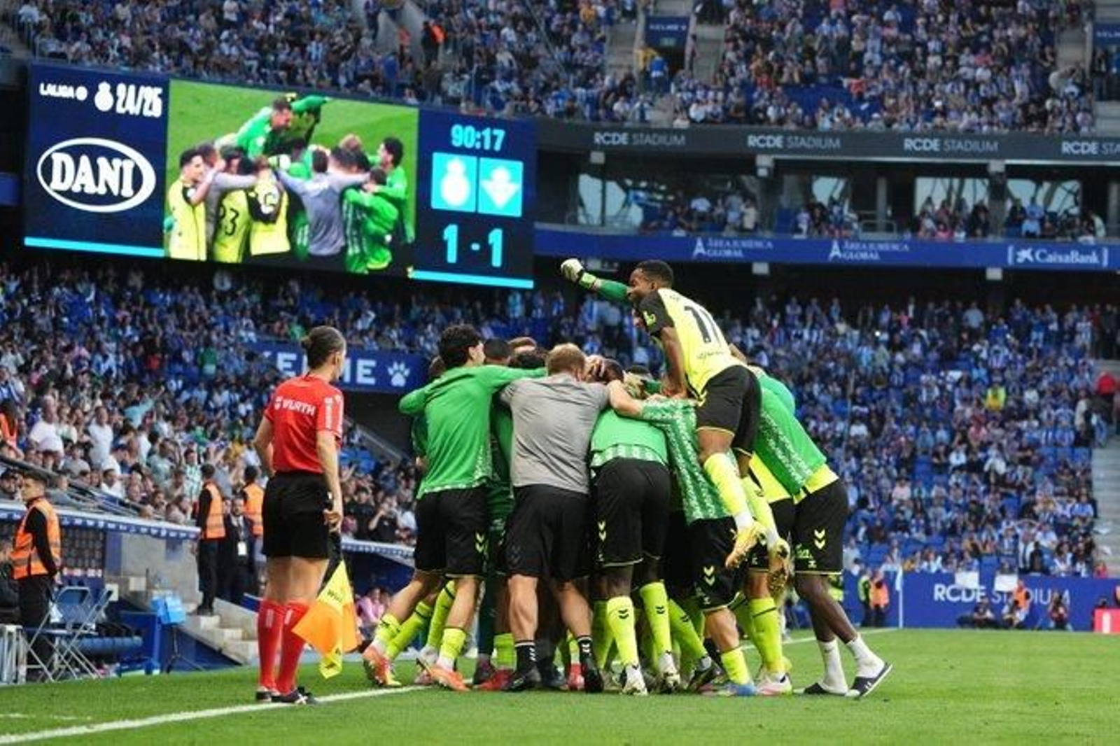 Los jugadores del Betis celebran el gol de Antony haciendo una piña en torno al extremo brasileño.