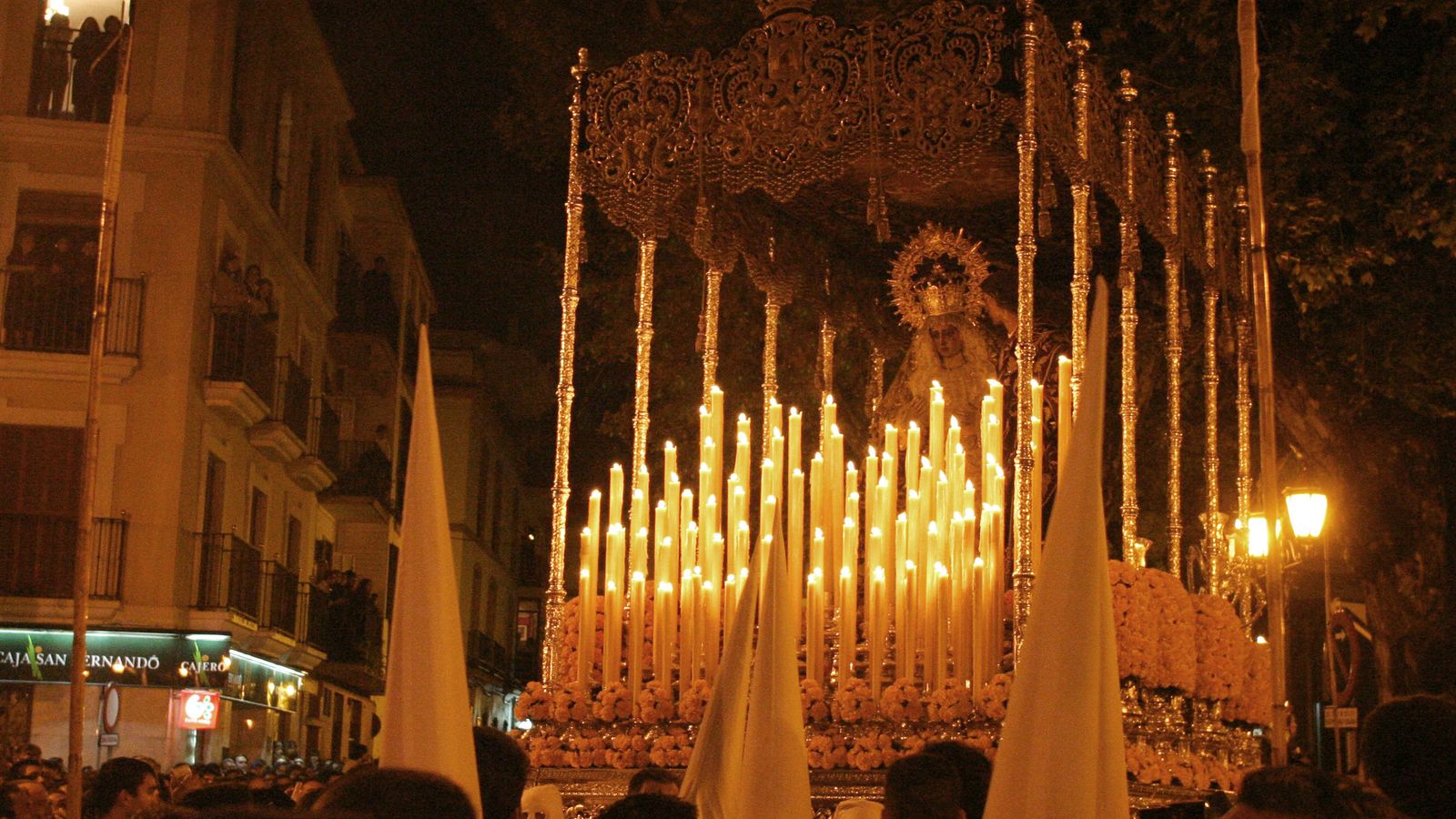 El palio de la Virgen del Dulce Nombre tras salir de San Lorenzo.