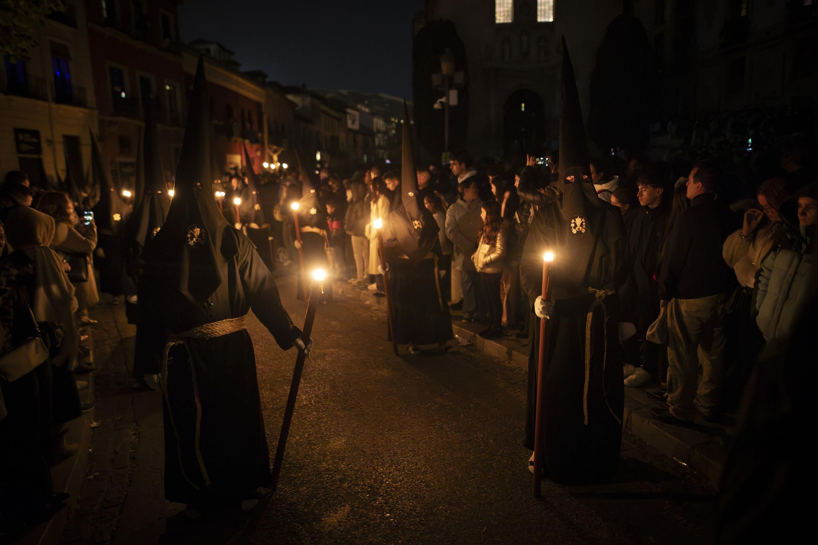 Silencio y oscuridad: las mejores fotos de la procesión del Cristo de la Misericordia de Granada
